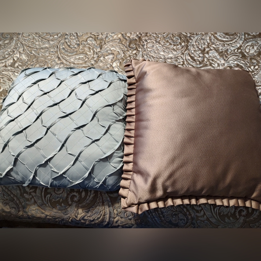 Pillows (Decorative)